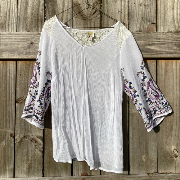 Fig and Flower Embroidered White Boho Top - Picture 2 of 11